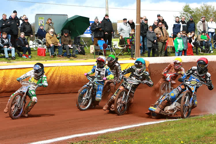 Sechs Fahrer auf der Bahn sind immer spektakulär
