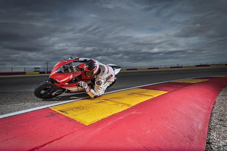 Gemütlicher Fahrgenuss ist etwas anderes: Ducati hat ein sportliches Image, erst seit kurzem werden mit der Scrambler-Baureihe die Hipster zur Marke geholt