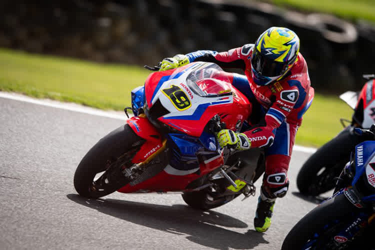 Leon Haslam auf der Bremse