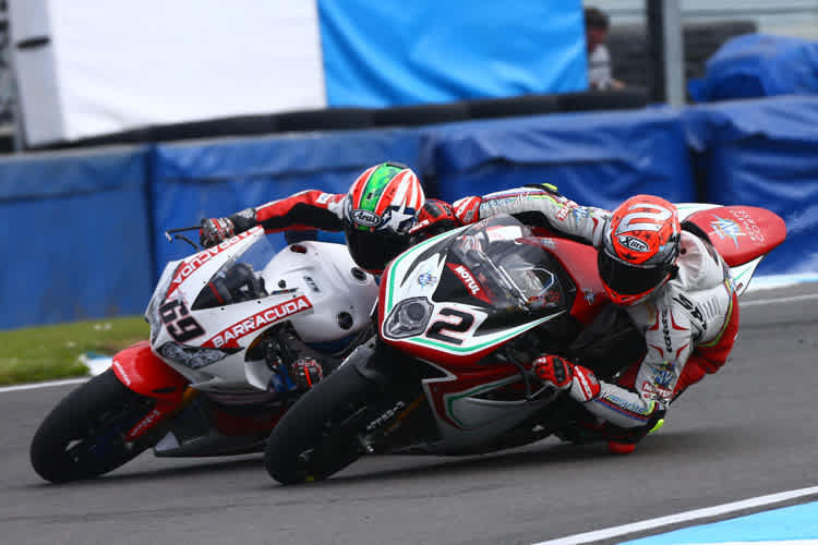 Leon Camier (2) im Kampf mit Nicky Hayden
