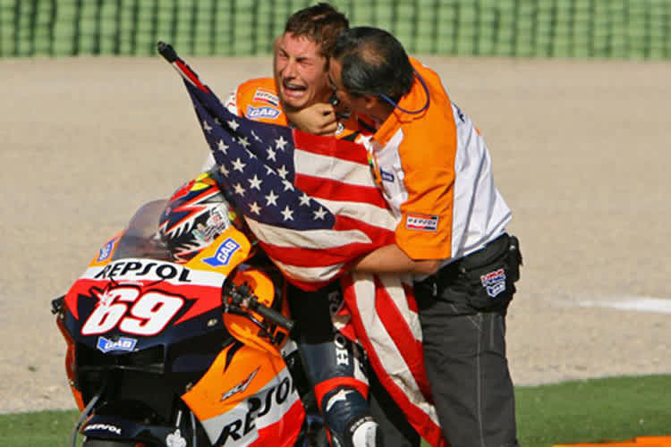 Auslaufrunde in Valencia 2006: Nicky mit Papa Earl Hayden und einem Weinkrampf