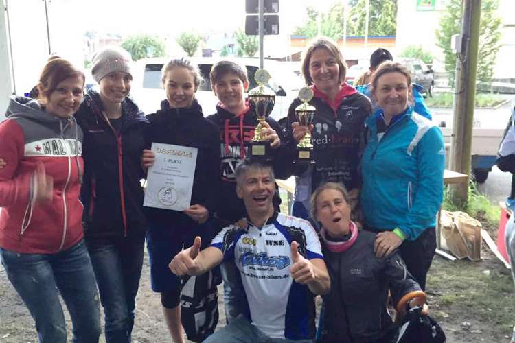 Sarah Heide mit Pokal und Teamchef Jörg Teuchert (vorne links)