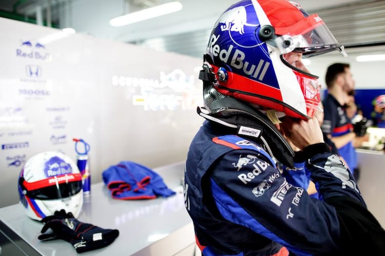 Daniil Kvyat: Hinten liegt der Helm, den er nicht tragen darf