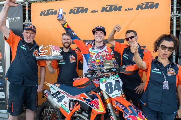 Großer Jubel bei der KTM-Crew um Sieger Jeffrey Herlings (mitte)