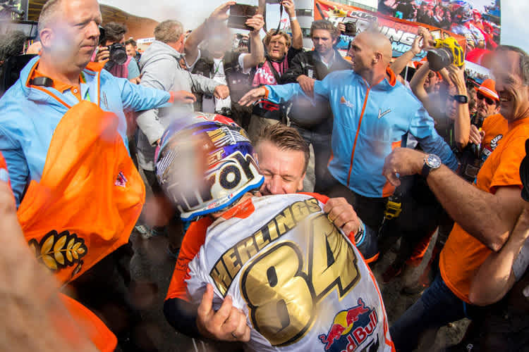 Pit Beirer gratuliert Jeffrey Herlings zum WM-Titel