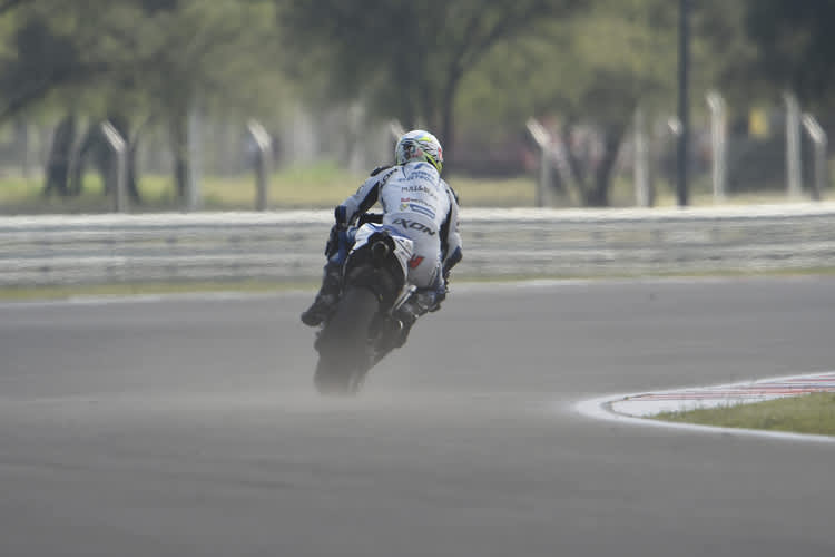 So sah es in Las Termas am Freitag aus: Yonny Hernandez wirbelt auf der verdeckten Piste viel Staub auf