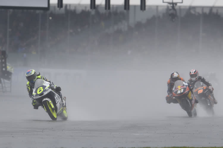 Maria Herrera (6) vor Brad Binder und Alexis Masbou