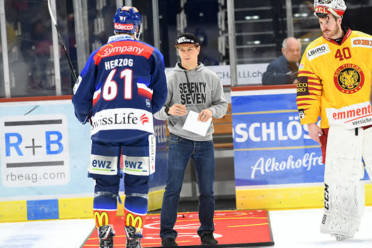 Domi Aegerter mit Herzog (ZSC) und Goalie Caggia (Langnau)