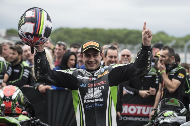 Großer Jubel: Leon Haslam fährt mit einer privaten Kawasaki auf Platz 2