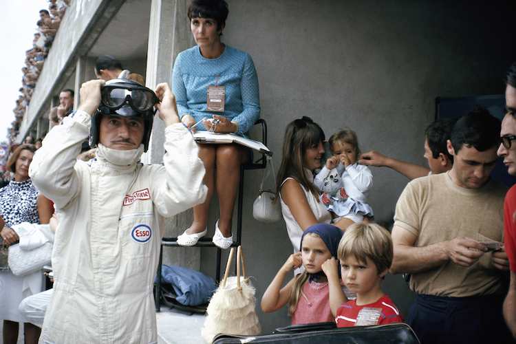 Familie Hill 1967 in Monza, Damon vorne rechts im roten Shirt ist nicht angetan