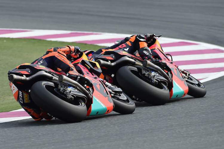 Das KTM-Duo Pol Espargaró (hinten) und Bradley Smith blieb in Katar ohne Punkte 