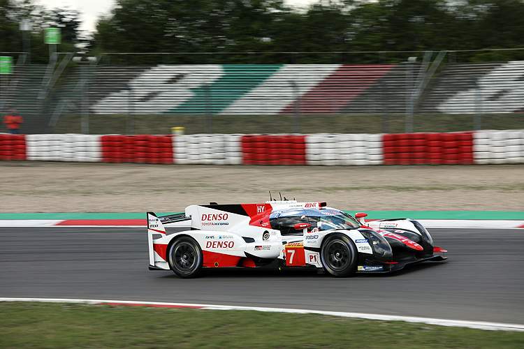 Der Toyota TS050 Hybrid mit Mike Conway, Kamui Kobayashi und José María López
