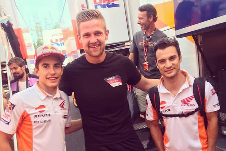 Christof Höfer (Mitte) mit Marc Marquez und Dani Pedrosa