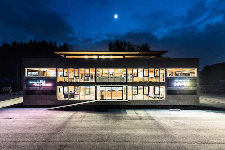 Das Holzhaus ist das neue Zuhause der Red Bull-Teams