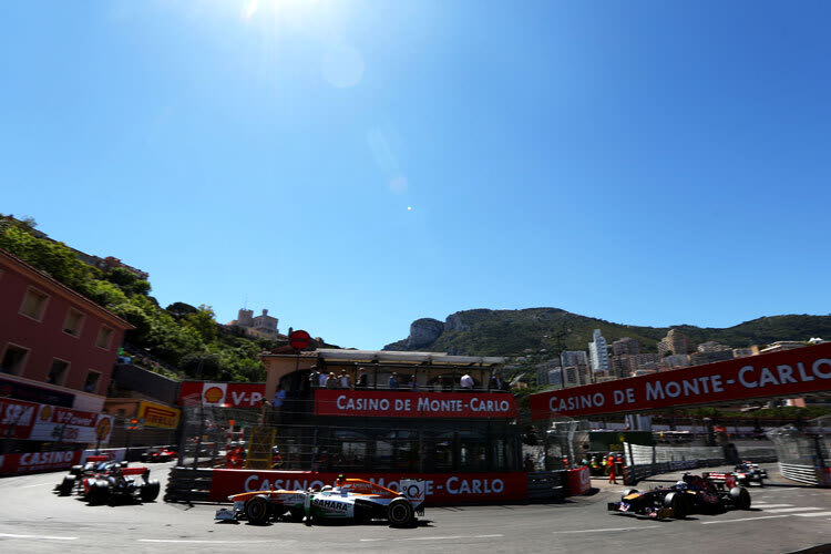 Im Grand Prix Cafe kann man neben vorbeibrausenden Autos zu Mittag essen