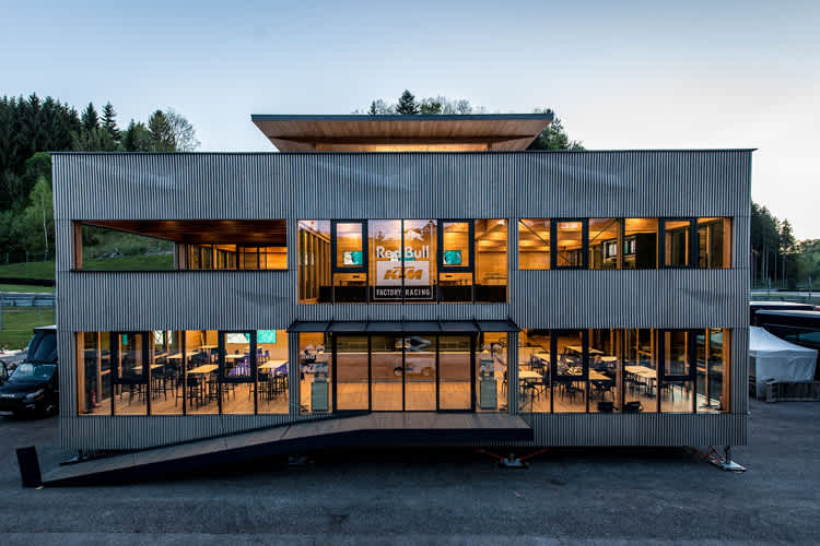 Das Red Bull KTM-Holzhaus