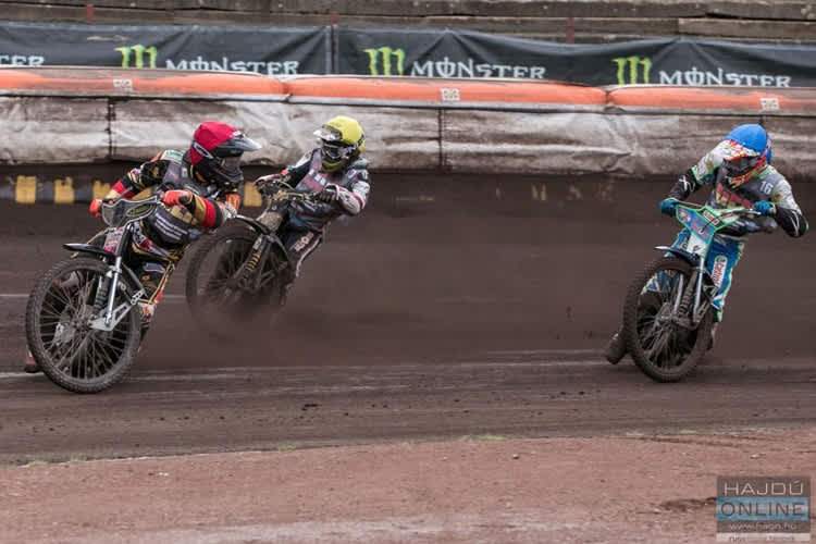 Kai Huckenbeck (rot) hät Ausschau nach Valentin Grobauer (blau)