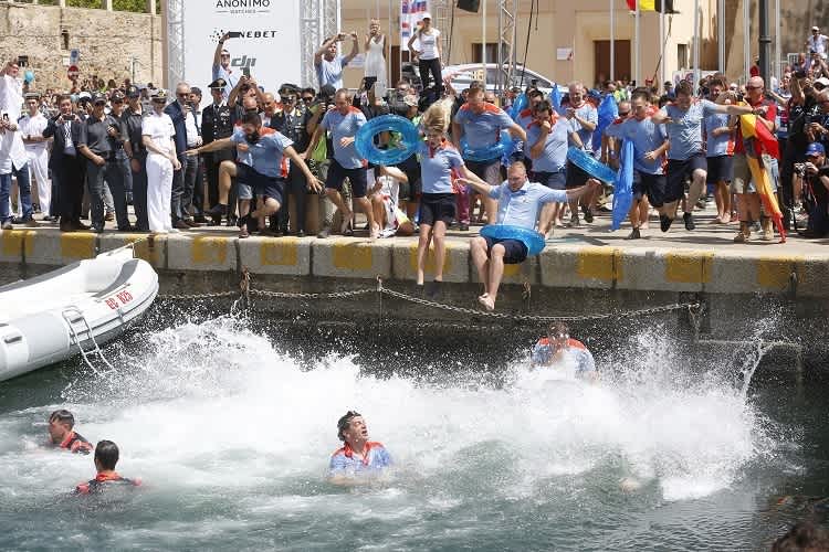 Das Bad des Siegerteams im Meer ist auf Sardinien Pflicht