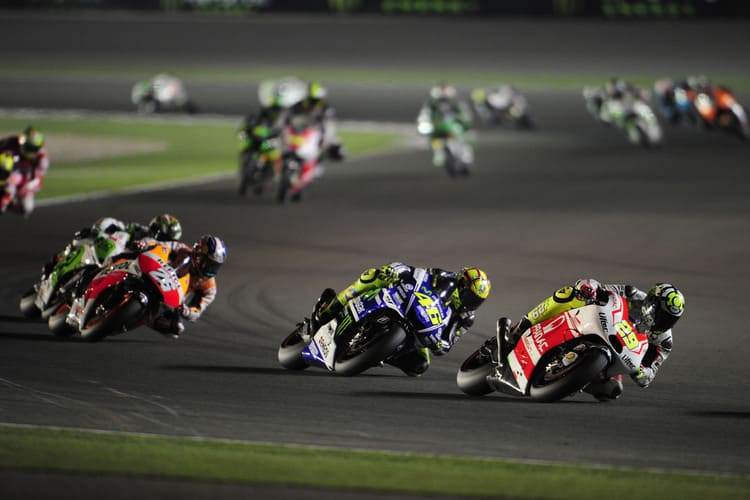 Katar: Andrea Iannone (29) hält sich hier noch vor Rossi und Pedrosa
