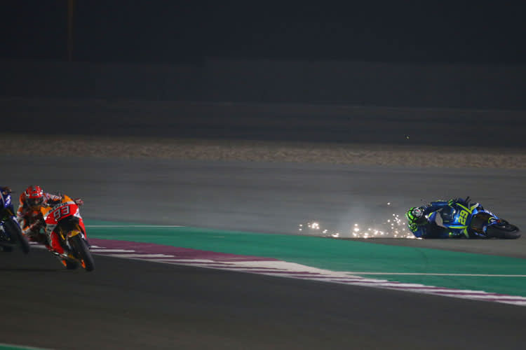 Andrea Iannone stürzt, Márquez ist erleichtert