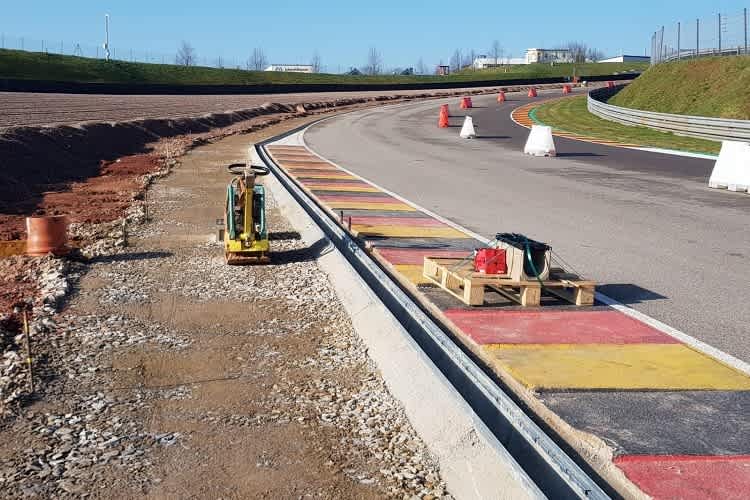Unter anderem müssen die Bordsteine lackiert werden