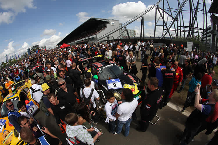 Wem der Trubel am Nürburgring zu viel ist, der kann das 24h Rennen auch bequem von zu Hause aus verfolgen