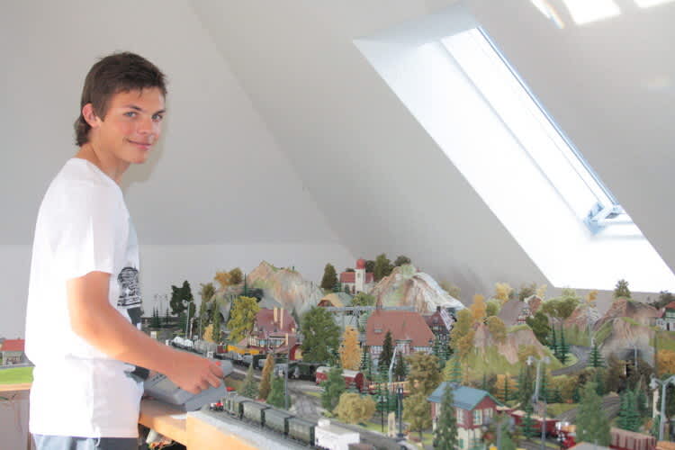 Max Kappler steuert seine Modelleisenbahn