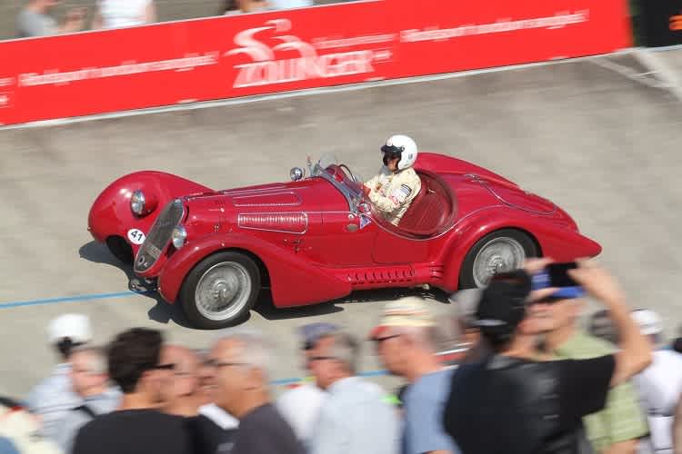Historische Wagen von bestechender Eleganz rauschen um die Offene Rennbahn und verströmen den charakteristischen Geruch von Freiheit und Speed 