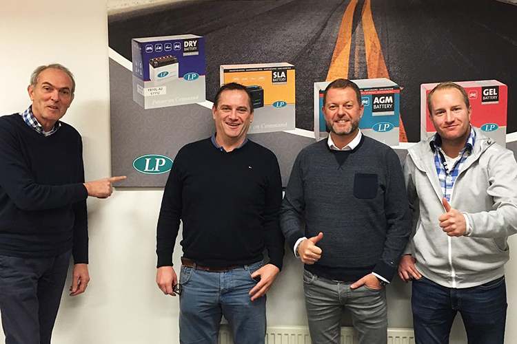 Von links: René Click (Geschäftsführer Landport), Tim de Zwart (Verkaufsdirektor Landport), Stefan Keckeisen (Teamteilhaber Intact GP und Inhaber von Keckeisen Akkumulatoren) und Gijs Pigmans (Exportverkaufsleiter Landport)