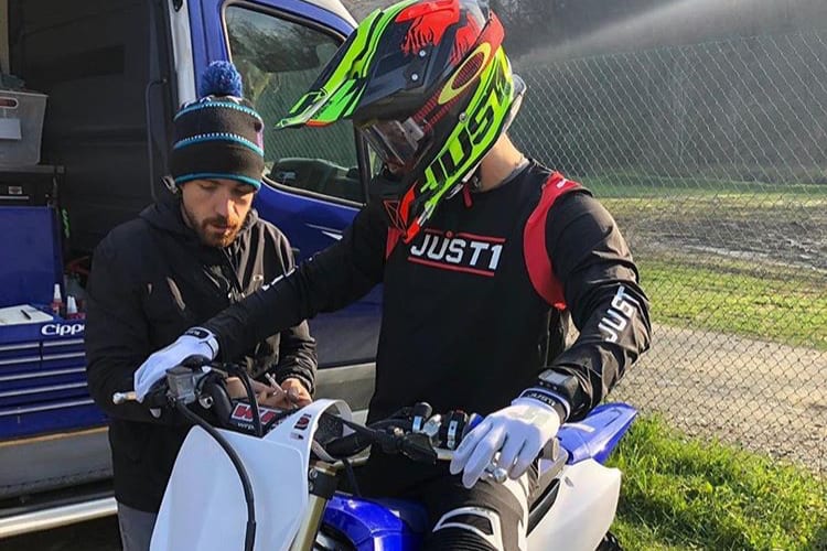 Henry Jacobi mit Mechaniker «Cippa»