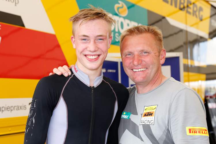 Jan-Ole Jähnig mit Carsten Freudenberg (v.li.)