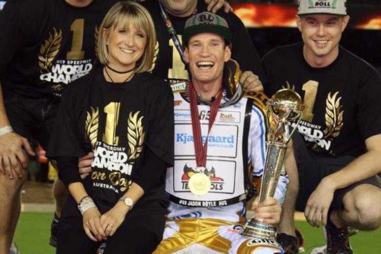 Jason Doyle mit seinen Ärzten in Barcelona