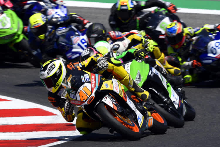 Jan-Ole Jähnig (41) führte die Supersport-300-Meute an