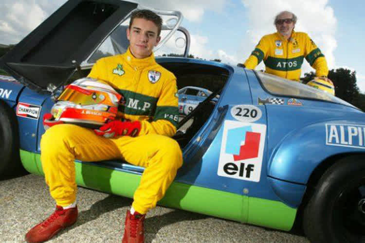 Der junge Jules Bianchi beim früheren Rennwagen seines Opas Mauro (hinten)