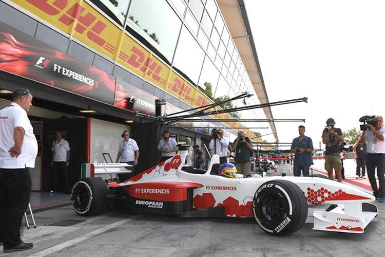 Jacques Villeneuve geht auf die Bahn für eine Proberunde (und ohne Gast), links Ex-Minardi-Teambesitzer Paul Stoddart