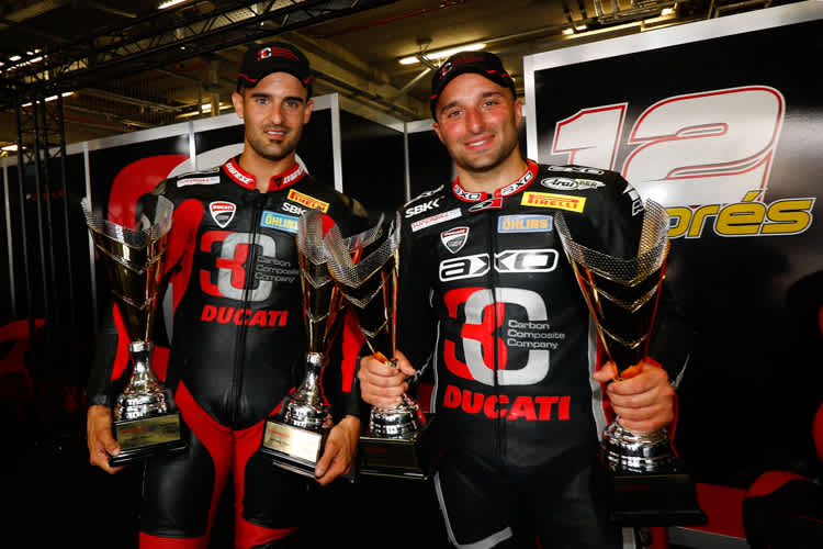 Javier Forés (li.) und sein Kollege Lorenzo Lanzi erweitern ihre Pokalsammlung