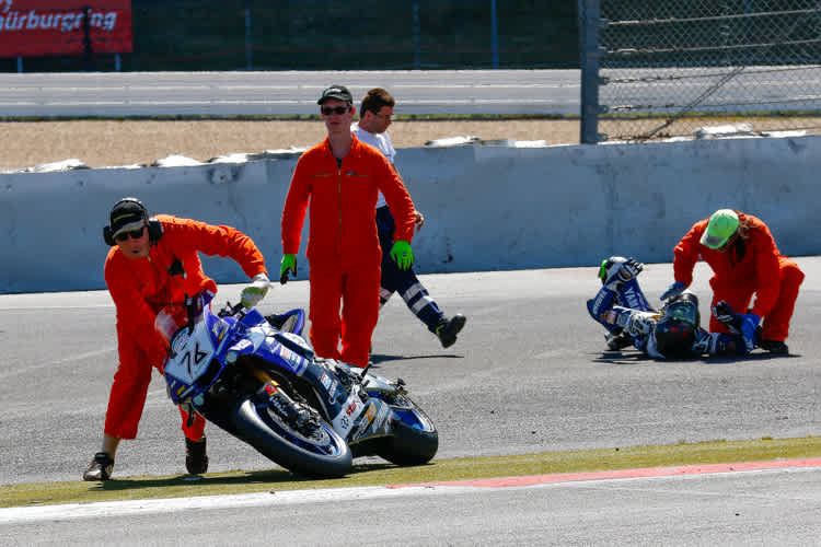 Die Streckenposten kümmern sich um die Yamaha und ihren Fahrer