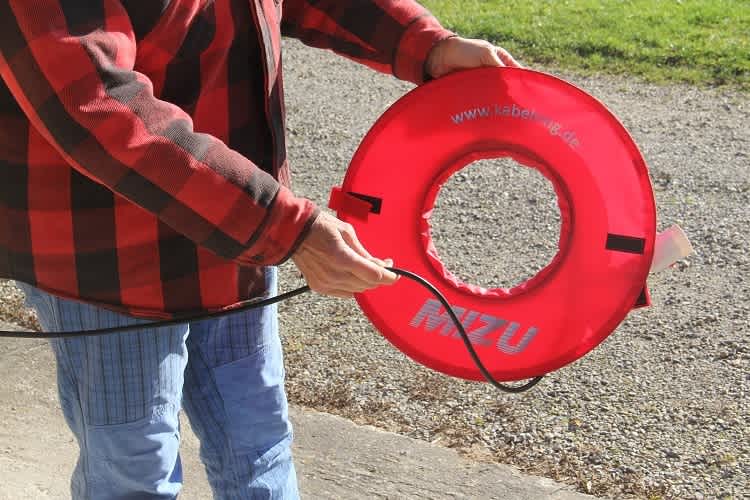 Einfach lassen sich Kabel, Schläuche und dergleichen aufrollen mit dem Kabelring