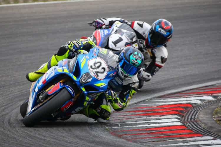 Daniel Kartheininger vor Ilya Mikhalchik