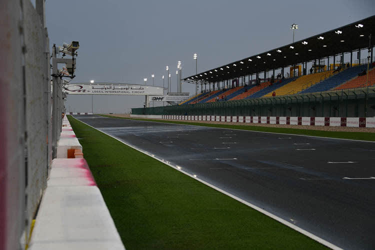 Losail Circuit, Samstag 17.15 Uhr: Es wird dunkel, die Fahrbahn ist nass