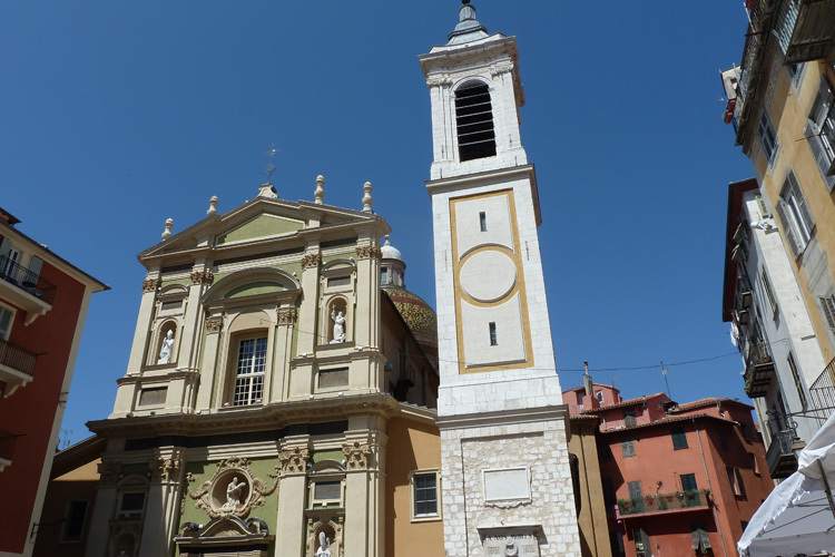 Vor der Kathedrale Sainte-Réparate von Nizza