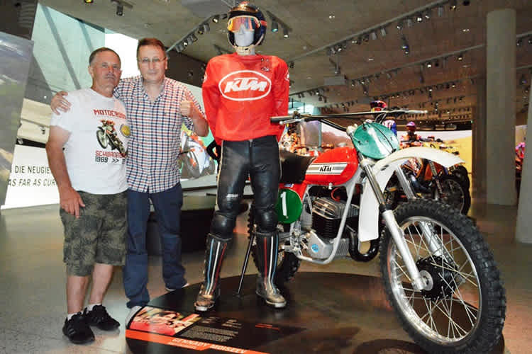 Vladimir Kavinov vor seiner Werks-KTM  aus den 1970er Jahren in der Motohall