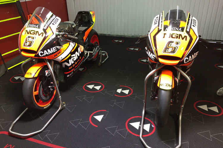 Die beiden Yamaha-M1 von Stefan Bradl stehen mit Kayaba-Suspension in der Box