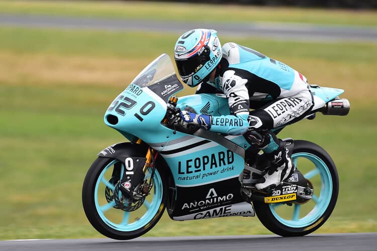 Danny Kent stürzte, sein 56-Punkte Vorsprung schmilzt dahin