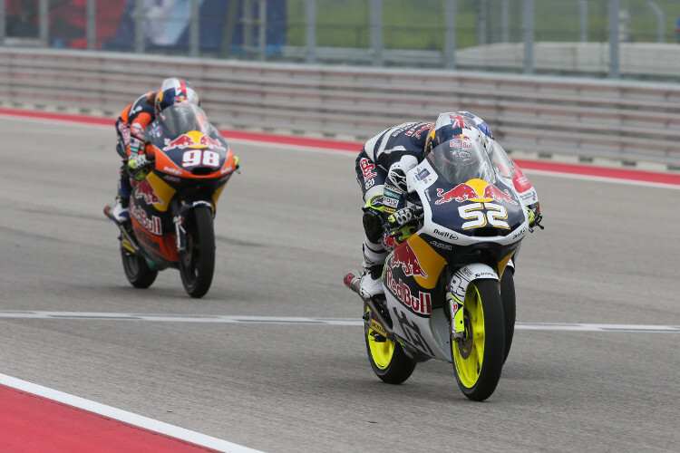 Danny Kent auf der Husqvarna vor Rookie Karel Hanika