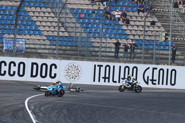 Jan Bühn muss dem am Boden liegenden Kerschbaumer ausweichen