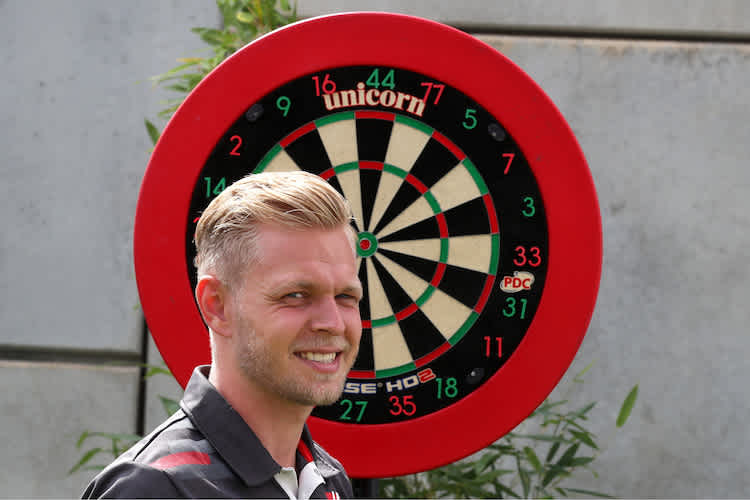 Kevin Magnussens Dienstwagen wurde beim Abflug in die Reifenstapel stark beschädigt