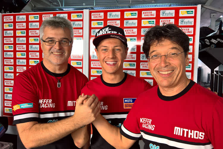 Domi Aegerter (Mitte) mit den Kiefer-Brüdern