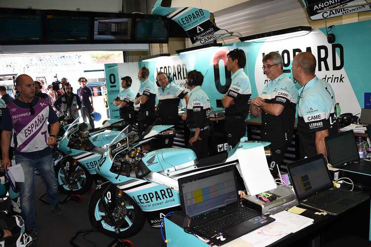 Die Moto3-Box mit drei Fahrern (Kent, Vazquez, Ono) von Leopard Racing 2015