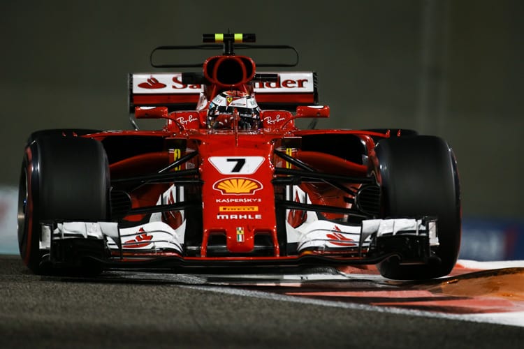 Kimi Räikkönen vor Lewis Hamilton